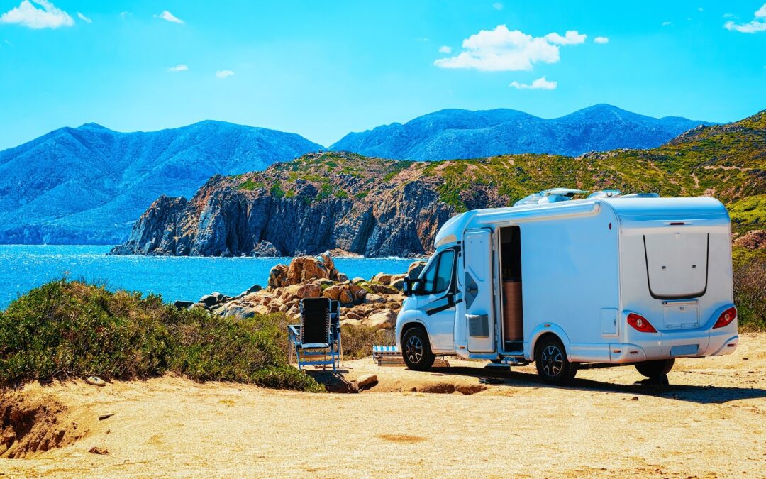 camper parcheggiato che si affaccia sul mare in Sardegna