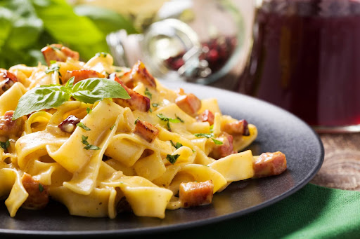 Primo piano di un piatto di pasta alla carbonara.