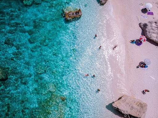 Spiaggia della Sardegna con acque cristalline