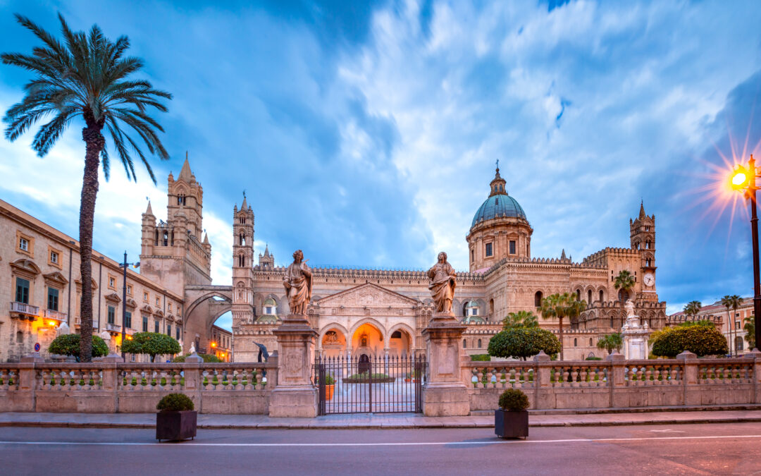 Blick auf die Kathedrale von Palermo: eine beeindruckende Mischung aus normannischer, gotischer und barocker Architektur, mit hohen Türmen und einer majestätischen Fassade.