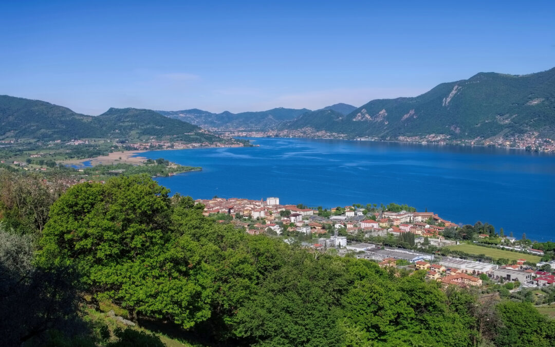 Der Lago Iseo in Italien mit Monte Isola, umgeben von klaren Gewässern und malerischen Bergen.