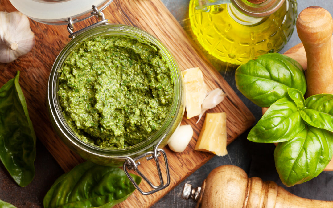 Ein Foto zeigt ein Glas Pesto, das auf dem Tisch steht.