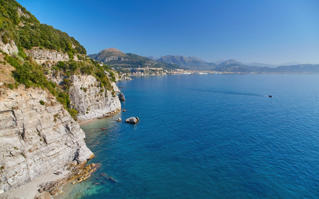 Ein sonniger Blick auf Taormina mit dem antiken griechischen Theater und dem Ätna im Hintergrund.