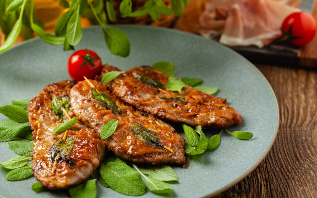 Ein Teller Italian Saltimbocca mit zartem Kalbsfleisch, Prosciutto und Salbei, serviert mit einer köstlichen Weißweinsauce.