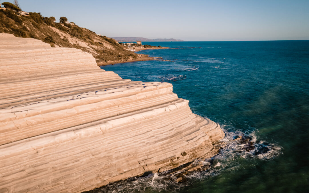 Die weißen Felsklippen der Scala dei Turchi an der Küste Siziliens bei strahlendem Sonnenschein.