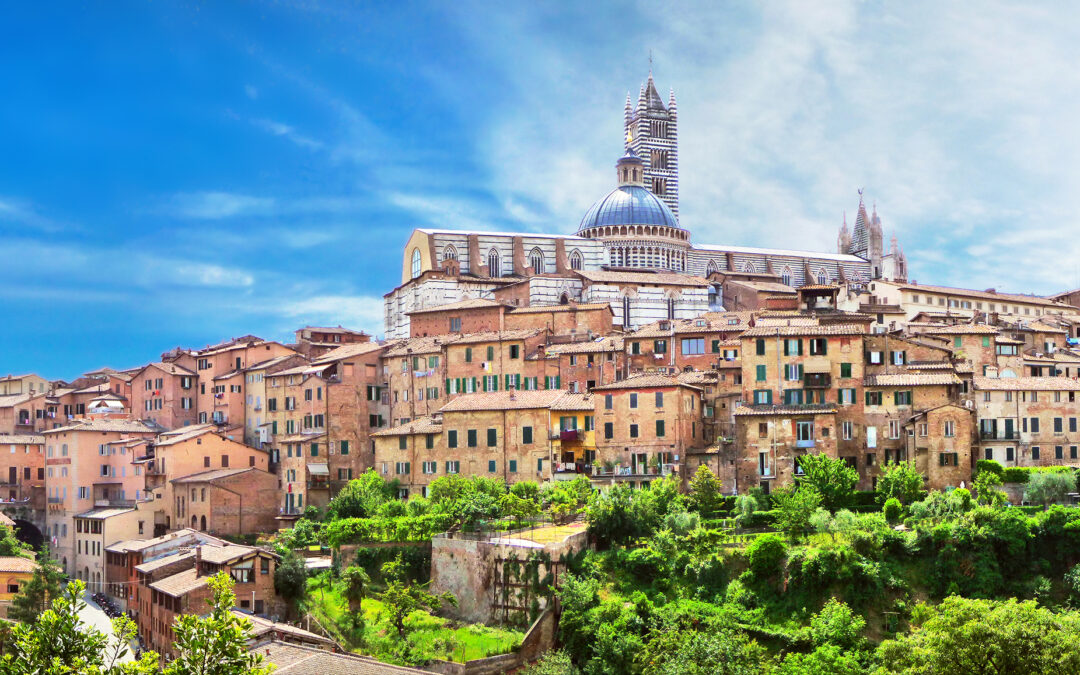 Panoramablick auf Siena mit der Piazza del Campo, der Kathedrale und den mittelalterlichen Gebäuden der Stadt.