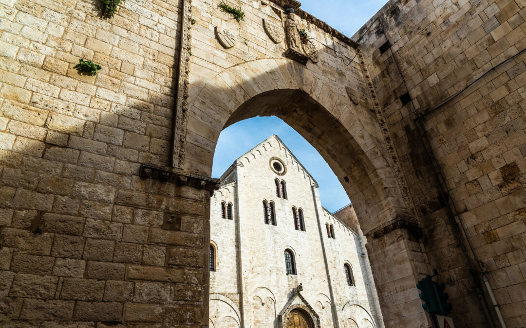 Die Basilika San Nicola in Bari, ein romanisches Meisterwerk aus dem 11. Jahrhundert mit prachtvoller Fassade und historischer Krypta.