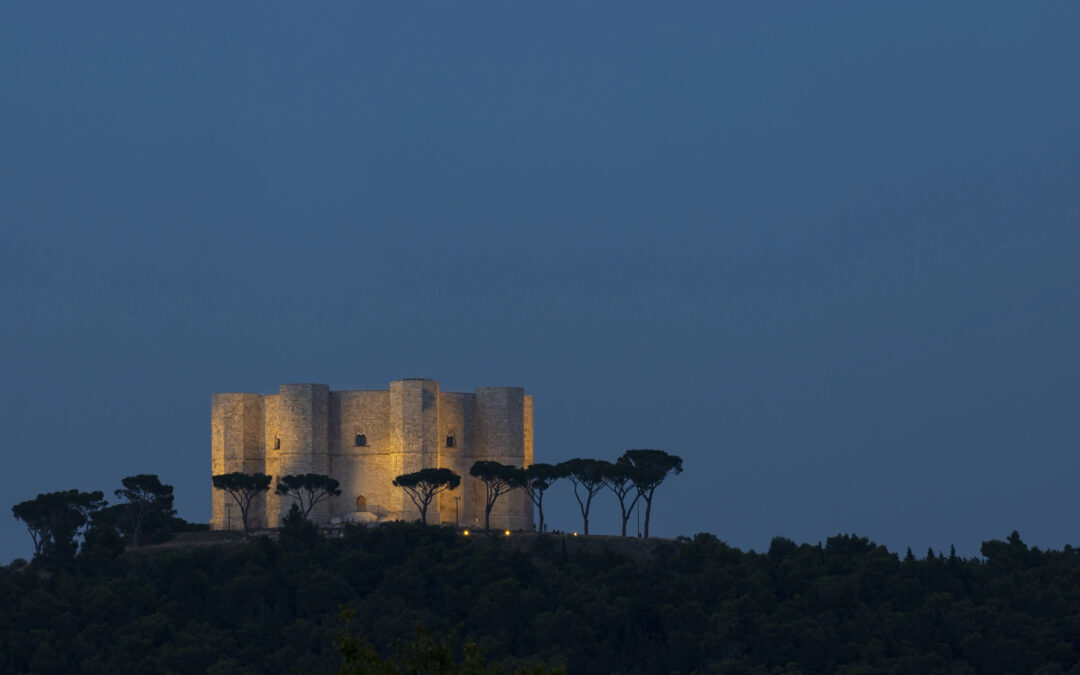 Panoramablick auf Castel del Monte, ein mittelalterliches Schloss in Apulien, berühmt für seine geometrische Struktur und historische Bedeutung.