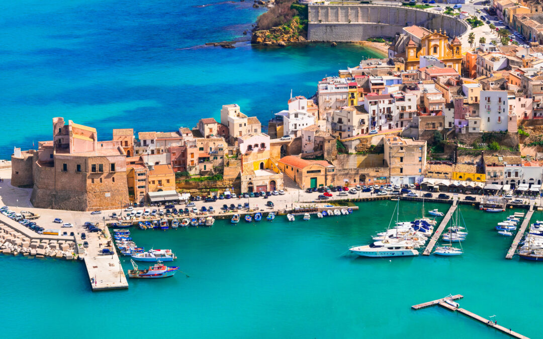 Panoramablick auf Castellammare del Golfo mit dem Hafen und dem blauen Meer im Hintergrund.