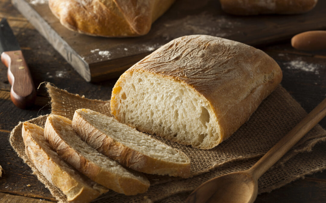 Frische Ciabatta: Ein Laib italienischen Brotes mit knuspriger Kruste und weichem Inneren, perfekt für Sandwiches oder Bruschetta.