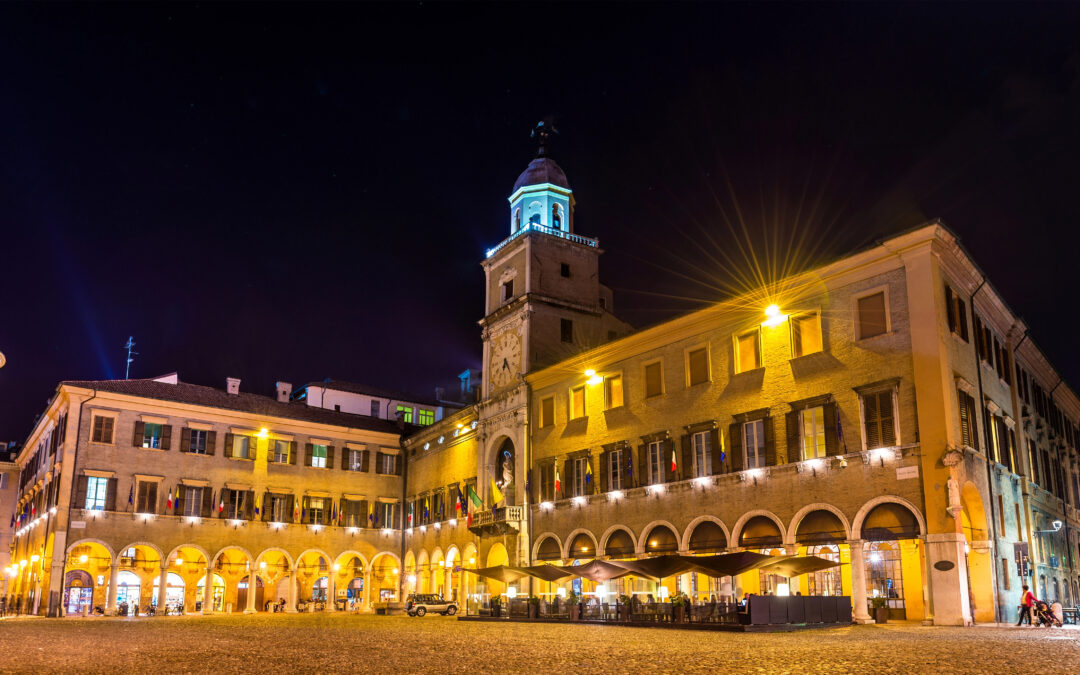 Blick auf den Dom von Modena und den Ghirlandina-Turm, die wichtigsten Wahrzeichen von Modena, einer historischen Stadt in Italien.