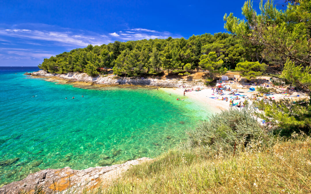 Entdecke die besten Strände in Pula: Verudela, Kamenjak, Punta Verudela – kristallklares Wasser und Natur pur erwarten dich!