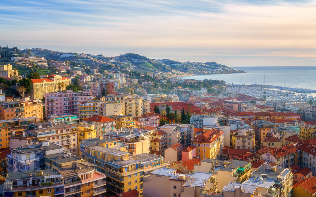 Panoramablick auf Sanremo, mit dem Teatro Ariston und der Küste im Hintergrund, die das kulturelle Herz der Stadt zeigen.