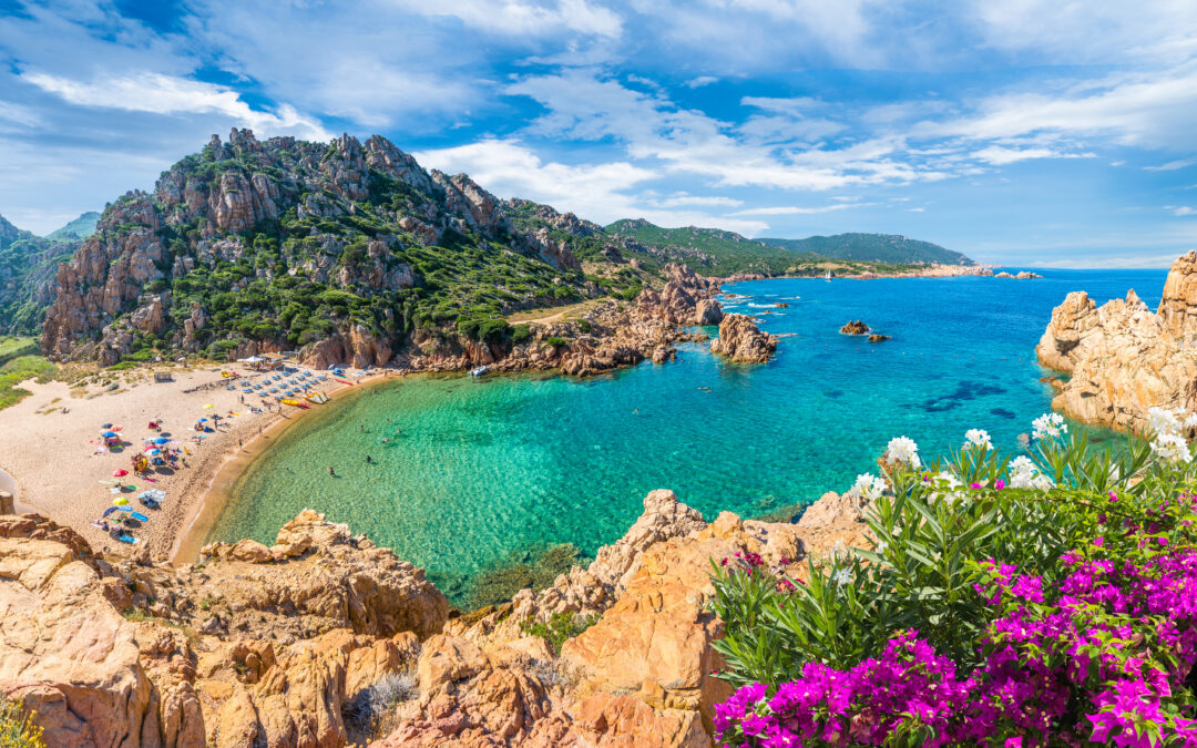 Traumhafter Strand auf Sardinien mit türkisblauem Wasser und unberührter Natur