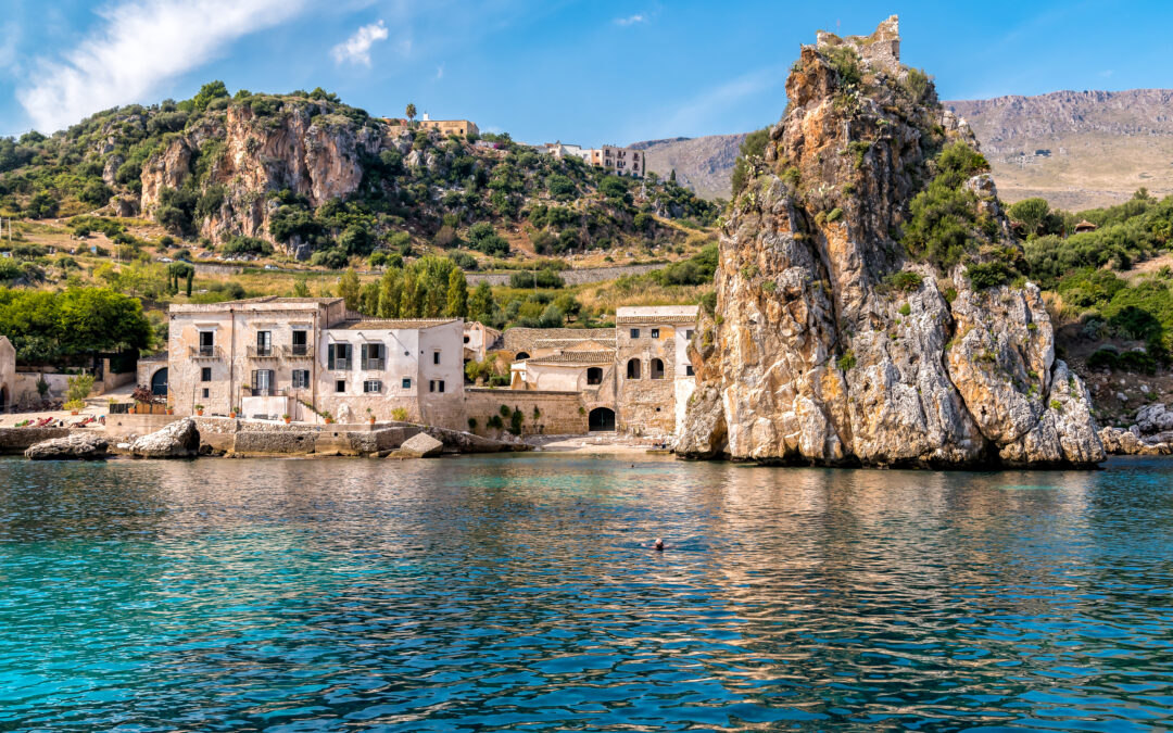 Blick auf die malerische Küste von Scopello mit den berühmten Felsen und dem klaren, türkisfarbenen Wasser.