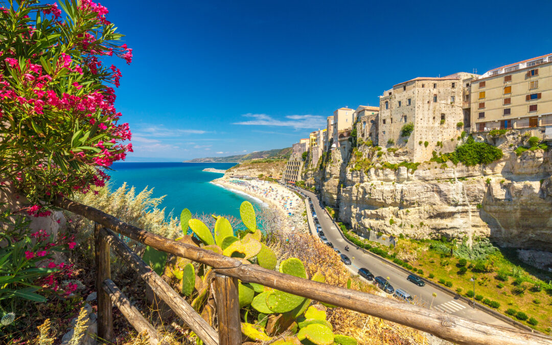 Panoramablick auf Tropea mit seiner historischen Altstadt und den goldenen Stränden entlang des Tyrrhenischen Meeres.