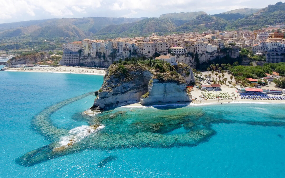 Die Tropea Altstadt mit engen Gassen, historischen Gebäuden und Blick auf das Meer.