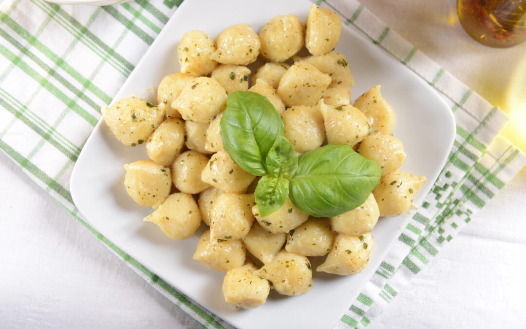 Ein Teller Pasta e Patate, dampfend serviert, mit al dente Pasta und cremigen Kartoffeln, verfeinert mit Olivenöl.