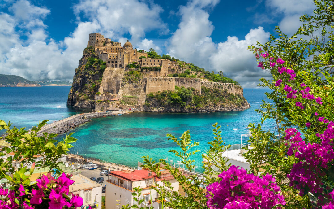 Ischia – Malerische Küste der Insel mit atemberaubenden Stränden, kristallklarem Wasser und einer majestätischen Festung