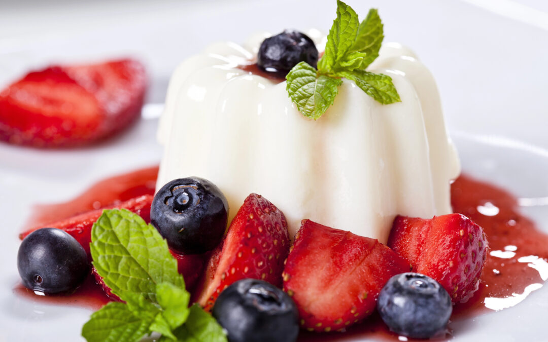 Panna Cotta – Ein klassisches italienisches Dessert mit cremiger Konsistenz, serviert mit frischen Früchten