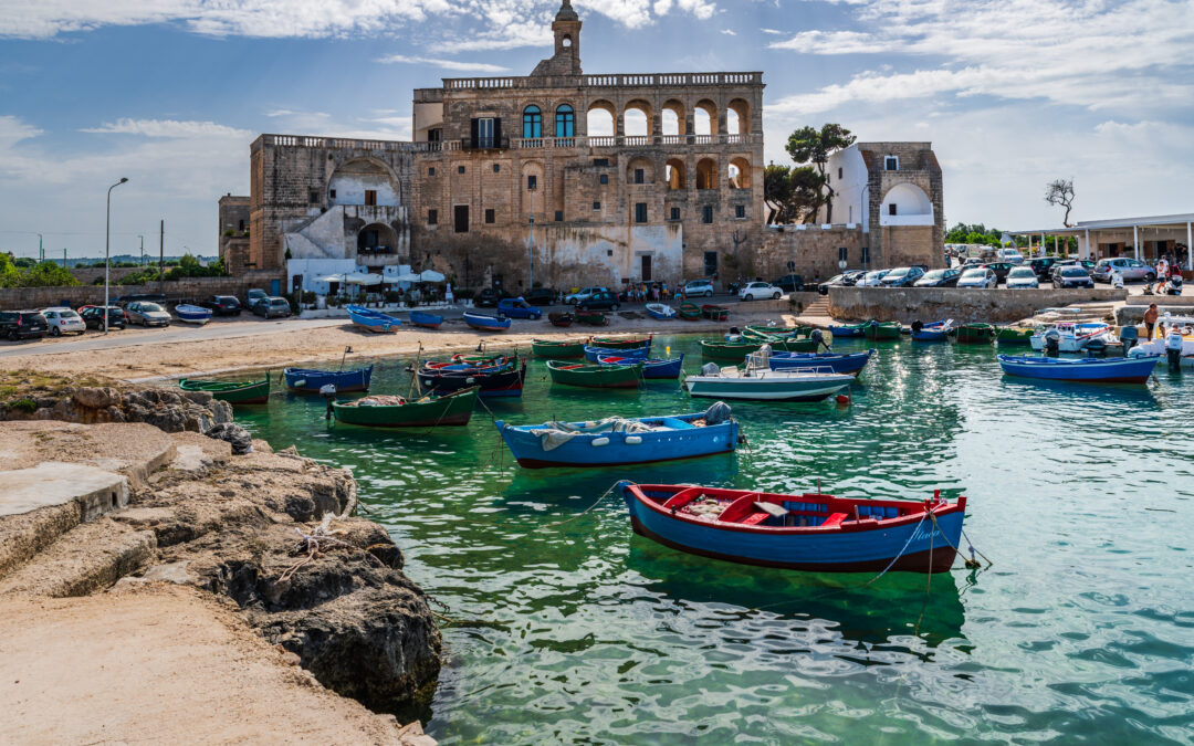 Hafen von San Vito Lo Capo mit Blick auf das kristallklare Meer und die Boote, ein malerischer Ort im Westen Siziliens.