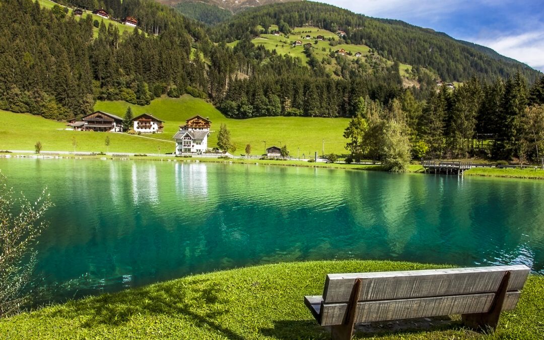 Atemberaubende Berglandschaft in Südtirol mit den majestätischen Dolomiten im Hintergrund.